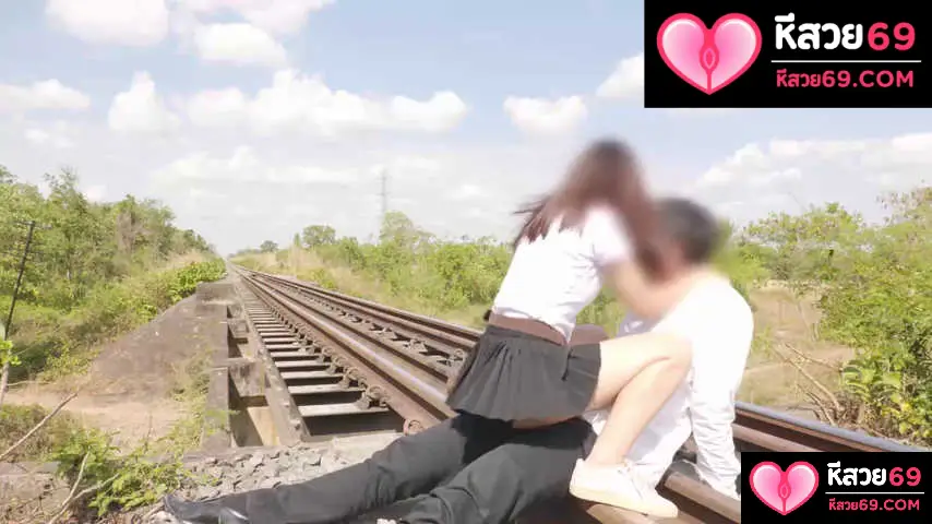 คลิปหลุดหีสวย คู่รักมาแอบเย็ดเสียวกันกลางรางรถไฟ สาวหีสวย เย็ดกันคาชุดนักศึกษามาจับเย็ดท่าหมากระแทก เย็ดอย่างเสียวต่อด้วยมาจับอุ้มแตง จนน้ำแตดใน